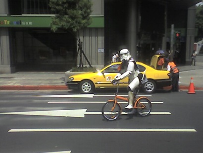 Stormtrooper in bicicletta