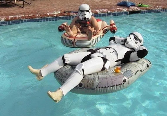 Stormtrooper Imperiale si rilassa in piscina