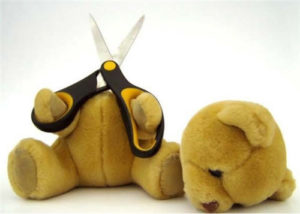 orso suicida taglia la testa animale decapitato forbici