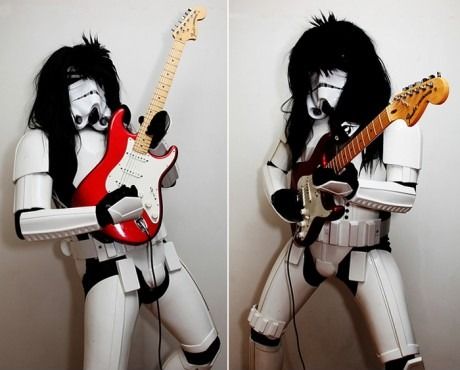 Stormtrooper Rocker suona la chitarra