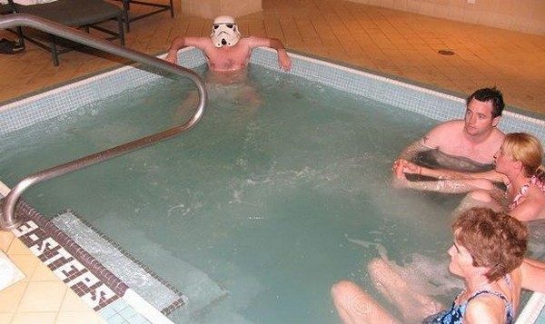 Stormtrooper si rilassa nella vasca da bagno