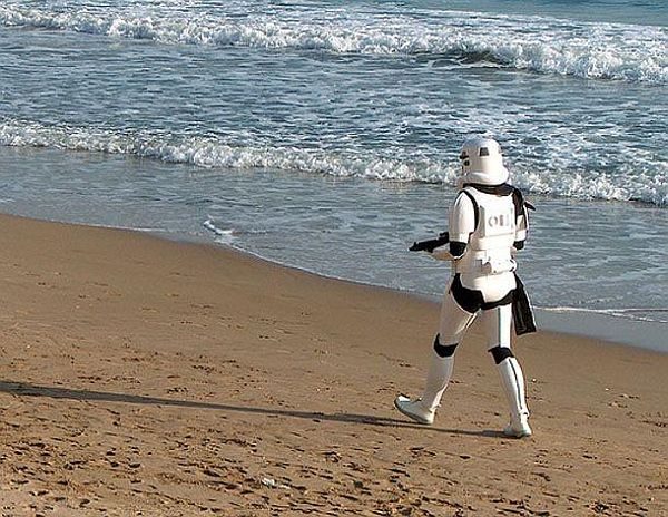 Stormtrooper passeggia sulla spiaggia
