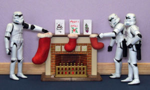 Stormtrooper mettono le calze nel caminetto per Natale