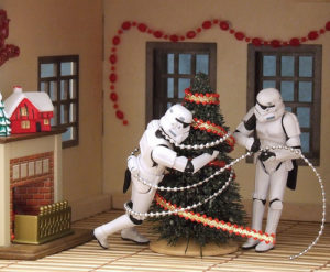 Stormtrooper decorano l'albero di Natale