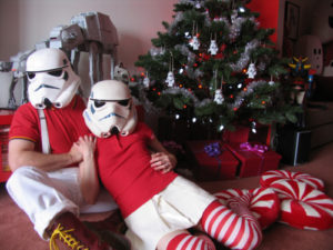 Coppia di Stormtrooper festeggia il Natale d'avanti l'albero